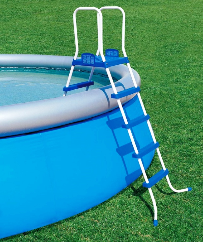 Inflatable pool ladder